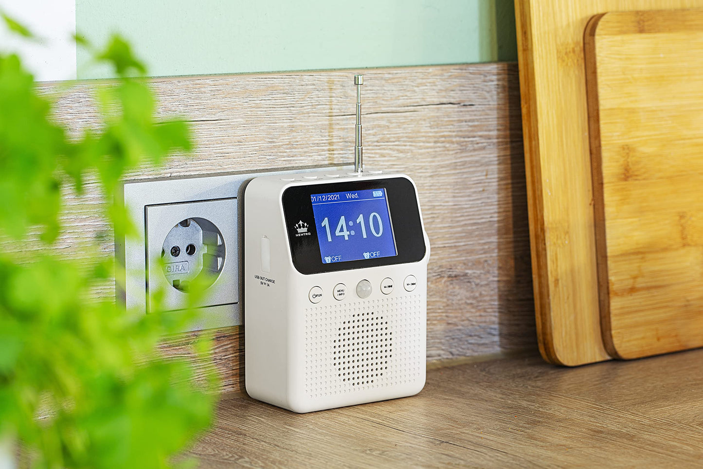 NEWTRO DAB STECKDOSENRADIO Color MIT BEWEGUNGSMELDER INKL. AKKU, portables Radio, ideales Badradio mit automatischer EIN- und Abschaltung, 4farb Display, USB-Ladebuchse, DAB+ Digitalradio, Wecker